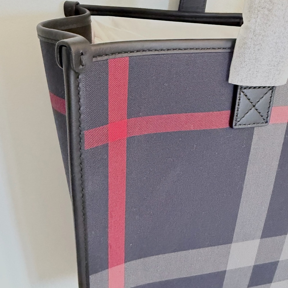 NWT AUTH BURBERRY LG BOOK TOTE IN NAVY W/BLACK LEATHER HANDLES, PIPING & BOTTOM - Picture 5 of 7